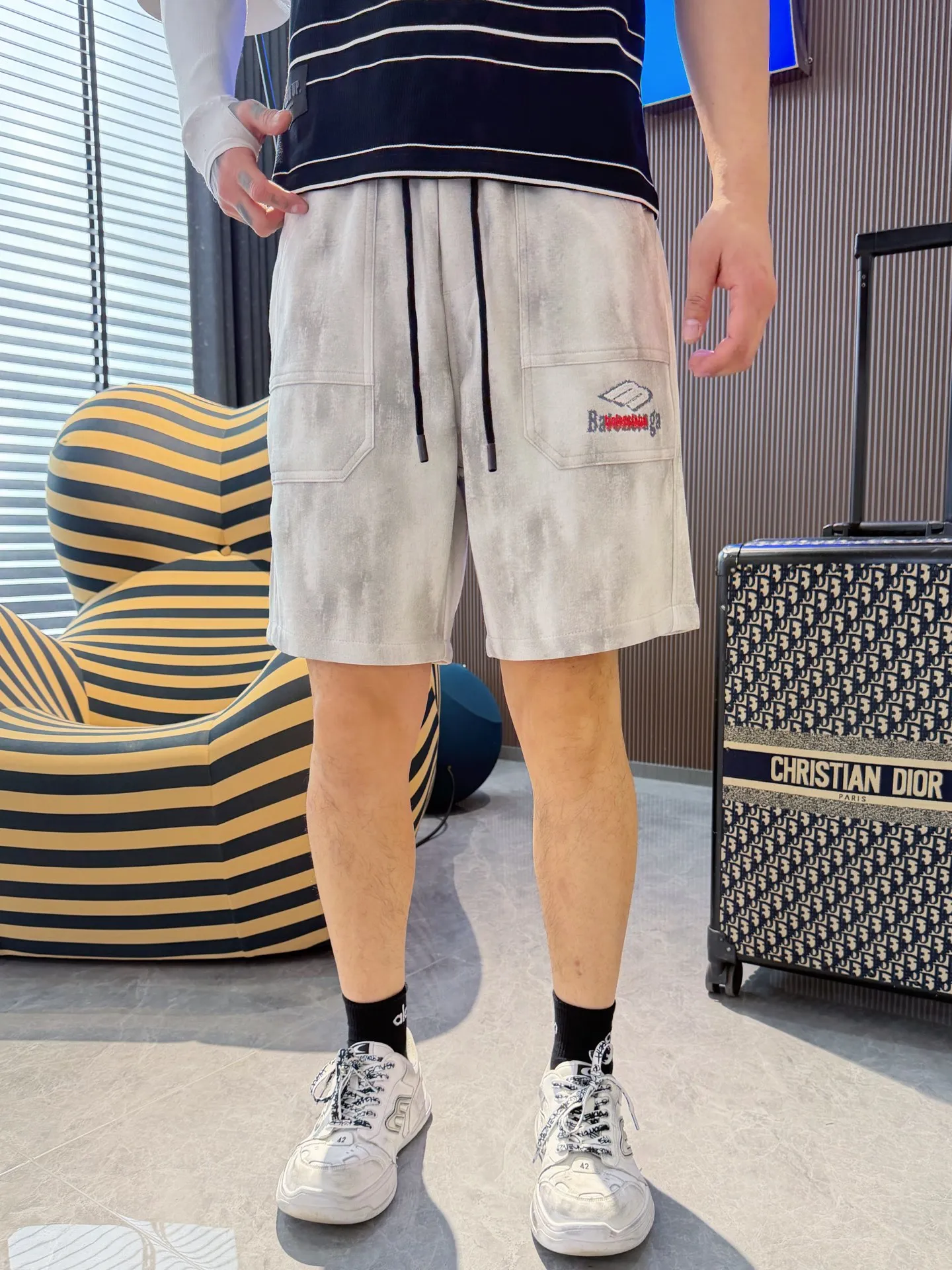 Balenciaga's three-standard complete 2026 summer New Arrival men's casual shorts, advanced custom-made Breathable fabric, Breathable fabric, extremely stretchy and comfortable, impeccable details, top-grade accessories, original logo design concept, delicate and soft feel! The upper body fit is awesome! Size: M-XXXL Please state your height and weight when ordering